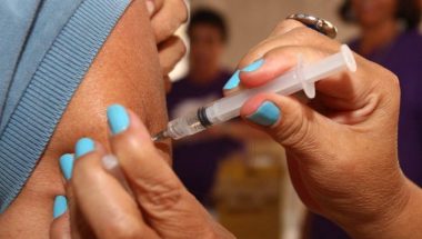 Catalão está entre os seis municípios goianos que relatam fim de vacina para idosos