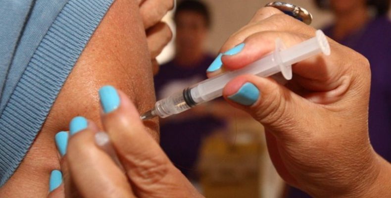 Catalão está entre os seis municípios goianos que relatam fim de vacina para idosos