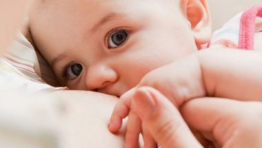 Leite materno de mães vacinadas tem anticorpos contra a covid, diz estudo