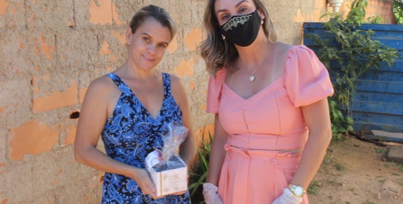Três Ranchos: Primeira-dama comemora Dias das Mães com Live e distribuição de brindes