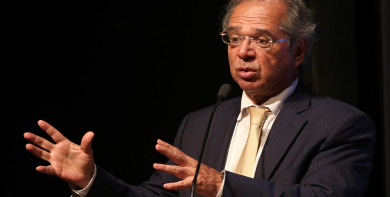 Paulo Guedes diz que governo irá renovar auxílio emergencial “por mais dois ou três meses”