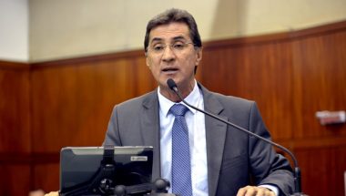 Pergunta para: Francisco de Oliveira o sr. está na base do governo na Assembleia?
