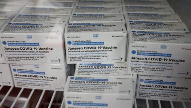 Goiás recebe 100 mil vacinas da Coronavac e 50.100 da Janssen