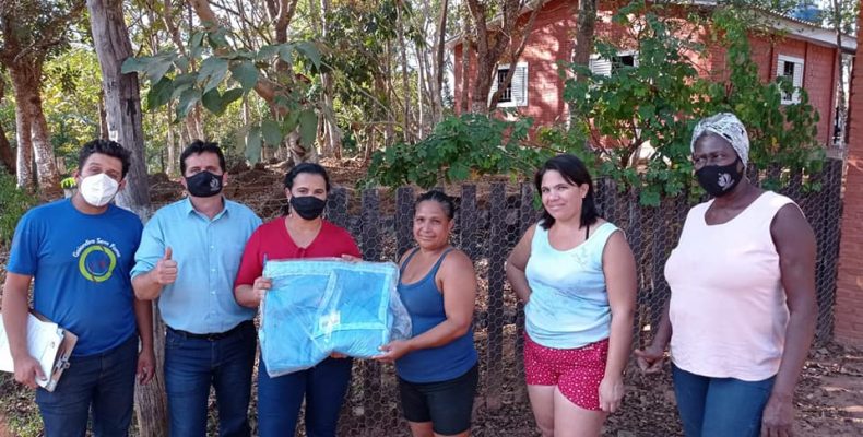 Primeira-dama entrega cobertores, moletons e cestas básicas  para população de Goiandira