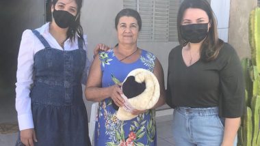 Jamila André adquire cobertores e mantas com recursos pessoais e distribui a população de Davinópolis