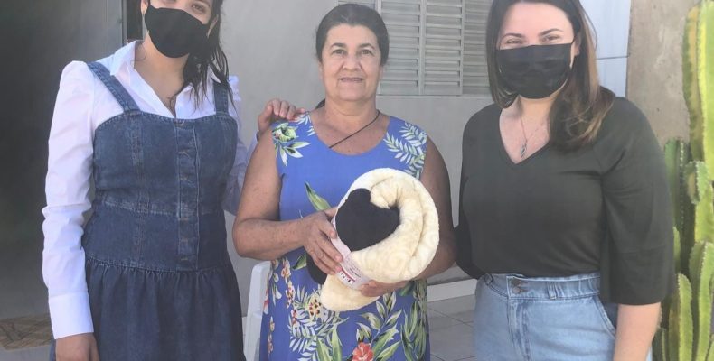 Jamila André adquire cobertores e mantas com recursos pessoais e distribui a população de Davinópolis