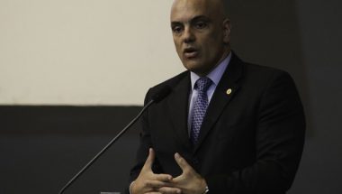 Alexandre de Moraes atende TSE e inclui Bolsonaro no inquérito das fake news
