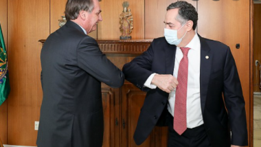 Bolsonaro volta a atacar ministro Barroso: “Ele virou semideus?”