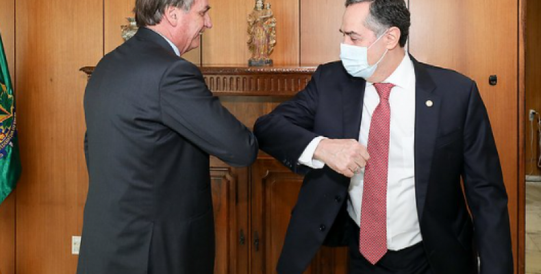 Bolsonaro volta a atacar ministro Barroso: “Ele virou semideus?”