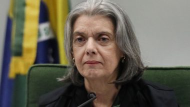 Cármen Lúcia envia à PGR notícia-crime contra Bolsonaro por live sobre urna