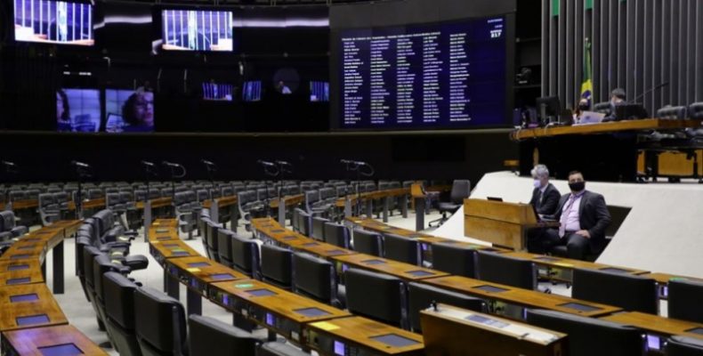 Câmara dos Deputados rejeita distritão e aprova volta das coligações