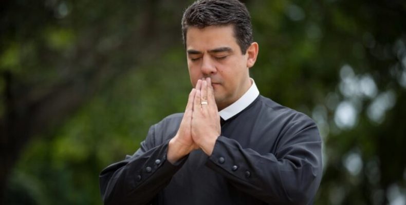 Padre Robson será reabilitado pela Igreja Católica e voltará a celebrar missas