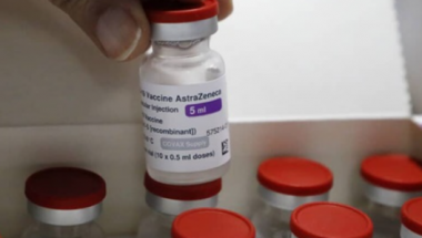 Coronavac e vacina da Astrazeneca reduzem em 75% e 90% risco de morte, diz estudo