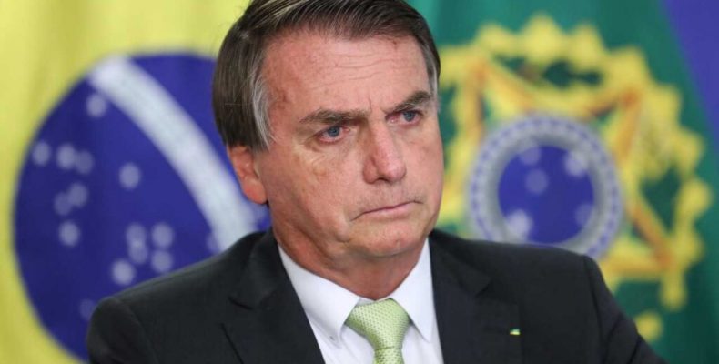 Bolsonaro pede a caminhoneiros fim dos bloqueios