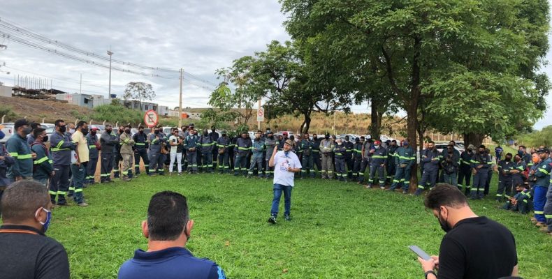 Trabalhadores da Niplan protestam por atraso em rescisões