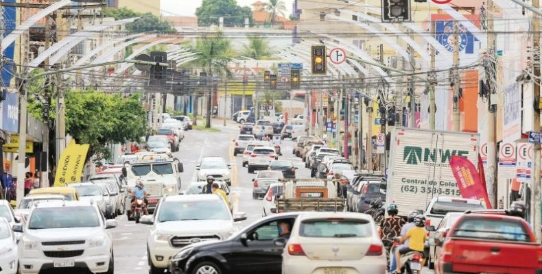 Com nova variante, cidades de Goiás podem vetar festas de Natal e Réveillon