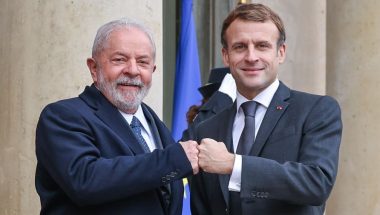 Lula é recebido por Macron com protocolo de chefe de Estado, em Paris