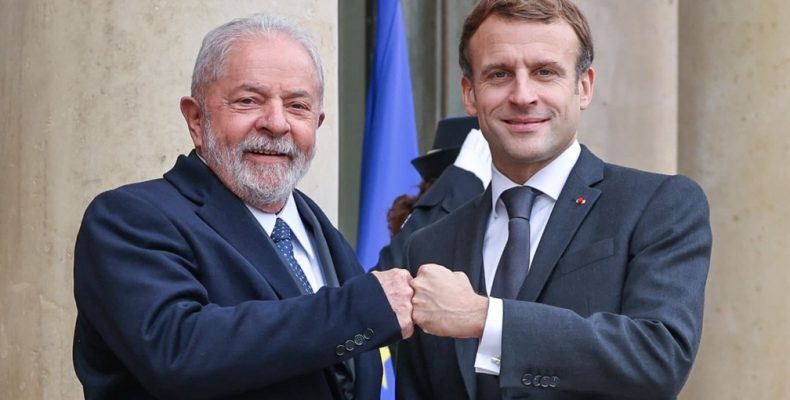 Lula é recebido por Macron com protocolo de chefe de Estado, em Paris