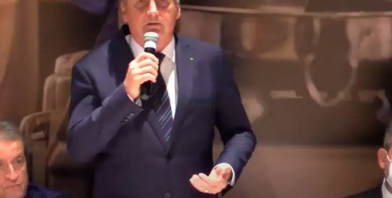 Bolsonaro assina ficha de filiação ao PL e sela casamento com Centrão