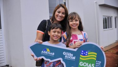 Famílias de Catalão comemoram entrega de 31 moradias pelo Governo de Goiás