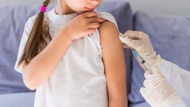 Anvisa lista 17 recomendações para vacinação em crianças contra Covid-19