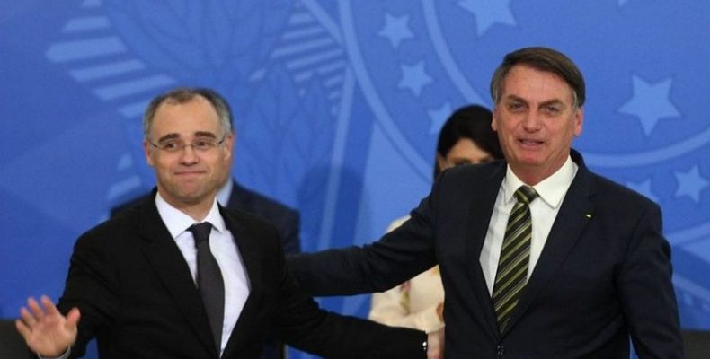 Bolsonaro apresenta teste para covid e poderá estar na posse de Mendonça no STF