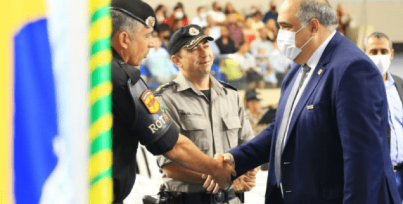 Luiz Sampaio apadrinha turma de policiais em Catalão