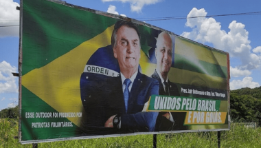 Considerado propaganda eleitoral antecipada, outdoor com Bolsonaro e Vitor Hugo é retirado das ruas de Goiânia