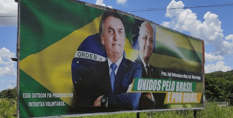 Considerado propaganda eleitoral antecipada, outdoor com Bolsonaro e Vitor Hugo é retirado das ruas de Goiânia