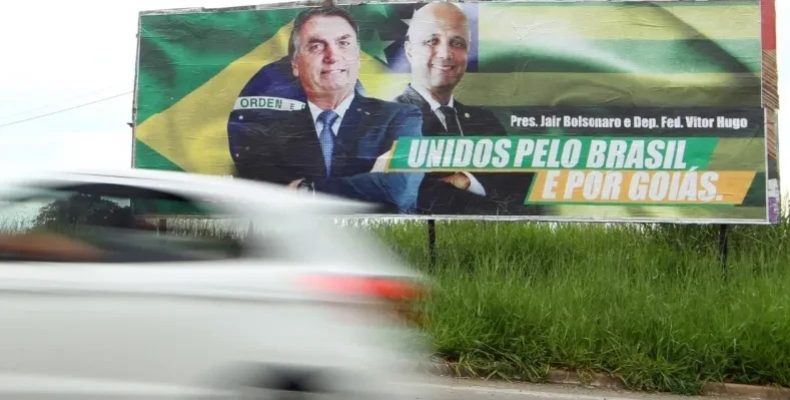 Ministério Público de Goiás deve apurar outdoor de Bolsonaro com Vitor Hugo