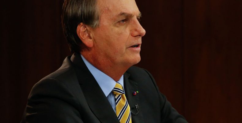 Em mensagem de fim de ano, Bolsonaro critica passaporte da vacina