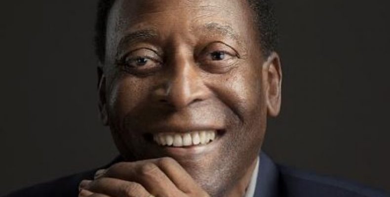 Pelé deixa hospital após internação para tratamento de tumor