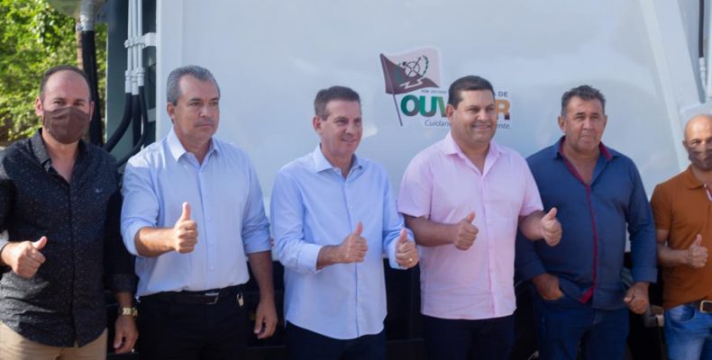 Senador Vanderlan Cardoso entrega caminhão coletor e compactador de lixo ao município de Ouvidor