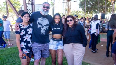 Domingo Cultural levou centenas de pessoas à praça da Vila Nova com atrações de congada, dança e música