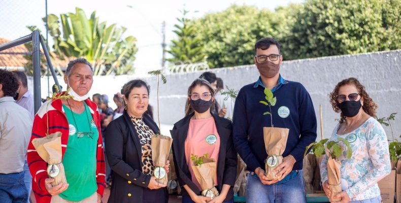 Secretaria do Meio Ambiente realiza palestras e distribuição de mudas em Ouvidor