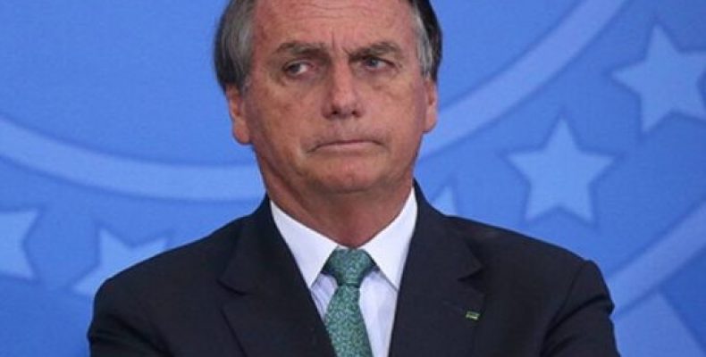 Depois de ser criticado, Bolsonaro presta condolências às famílias de Bruno e Don