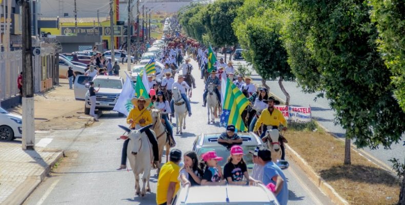 Primeiro desfile de comitivas abre Expo Catalão 2022 e entra na história 