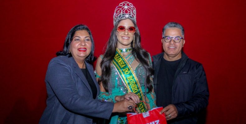 Beleza feminina: Rainha é coroada durante abertura do rodeio