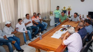 Comerciantes, produtores rurais e populares se reúnem com prefeito Cebinha e vice-prefeito Nelci