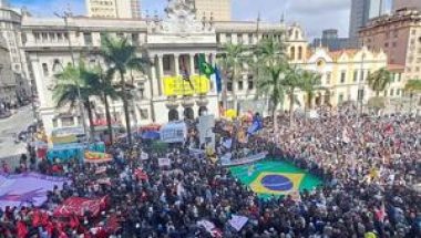 Com gritos de ‘Fora, Bolsonaro’, carta em defesa da democracia é lida na USP