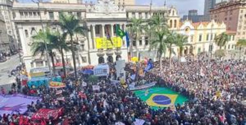 Com gritos de ‘Fora, Bolsonaro’, carta em defesa da democracia é lida na USP