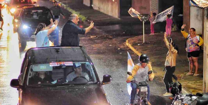 Dra. Gizelda e Luiz Sampaio realizaram caminhada e carreata nos bairros Primavera e Vila União