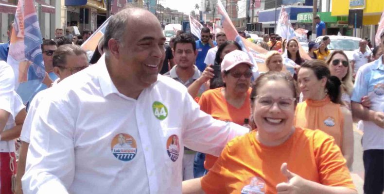 Na reta final da campanha, Luiz Sampaio e Dra. Gizelda faz caminhada no centro de Catalão