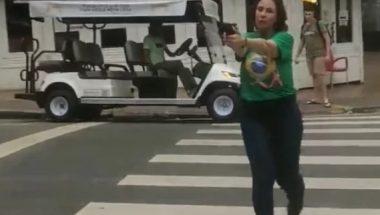 Deputada Carla Zambelli (PL-SP) saca e aponta arma para homem em rua de São Paulo