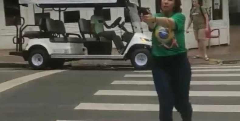 Deputada Carla Zambelli (PL-SP) saca e aponta arma para homem em rua de São Paulo