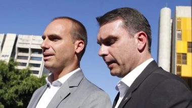 Flávio e Eduardo Bolsonaro, filhos do presidente Jair Bolsonaro estiveram na embaixada na manhã desta terça-feira, 8