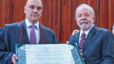 Às lágrimas, Lula diz em diplomação, que povo ‘reconquistou o direito de viver em democracia’