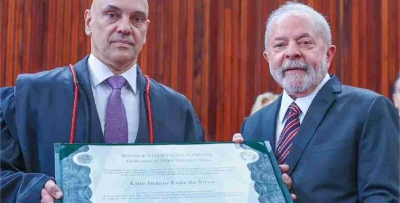 Às lágrimas, Lula diz em diplomação, que povo ‘reconquistou o direito de viver em democracia’