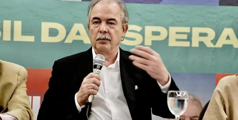 Lula confirma Mercadante na presidência do BNDES