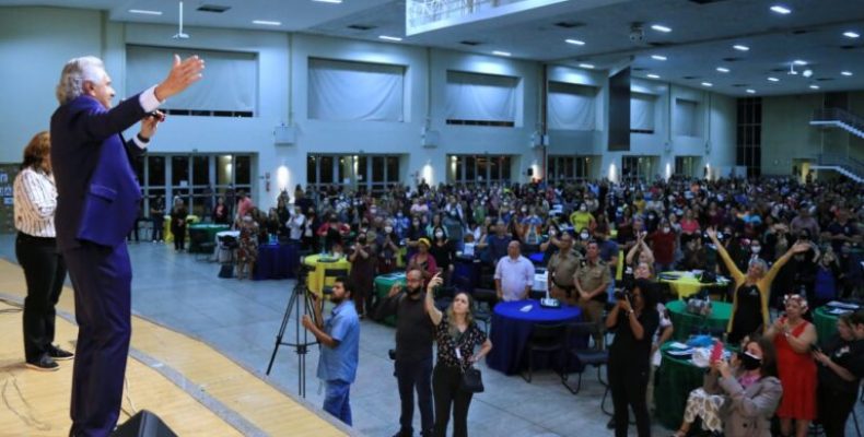 Governo de Goiás concede progressão salarial para profissionais da Educação